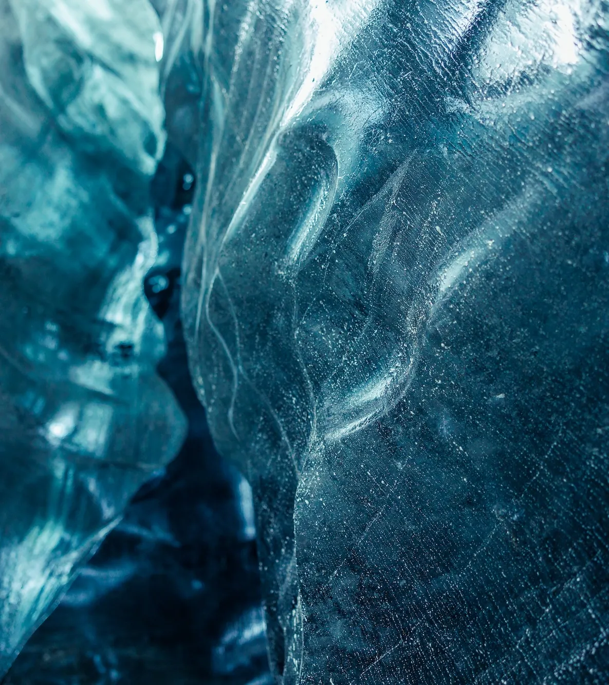 Bloques de hielo azul dentro de una cueva de glaciar