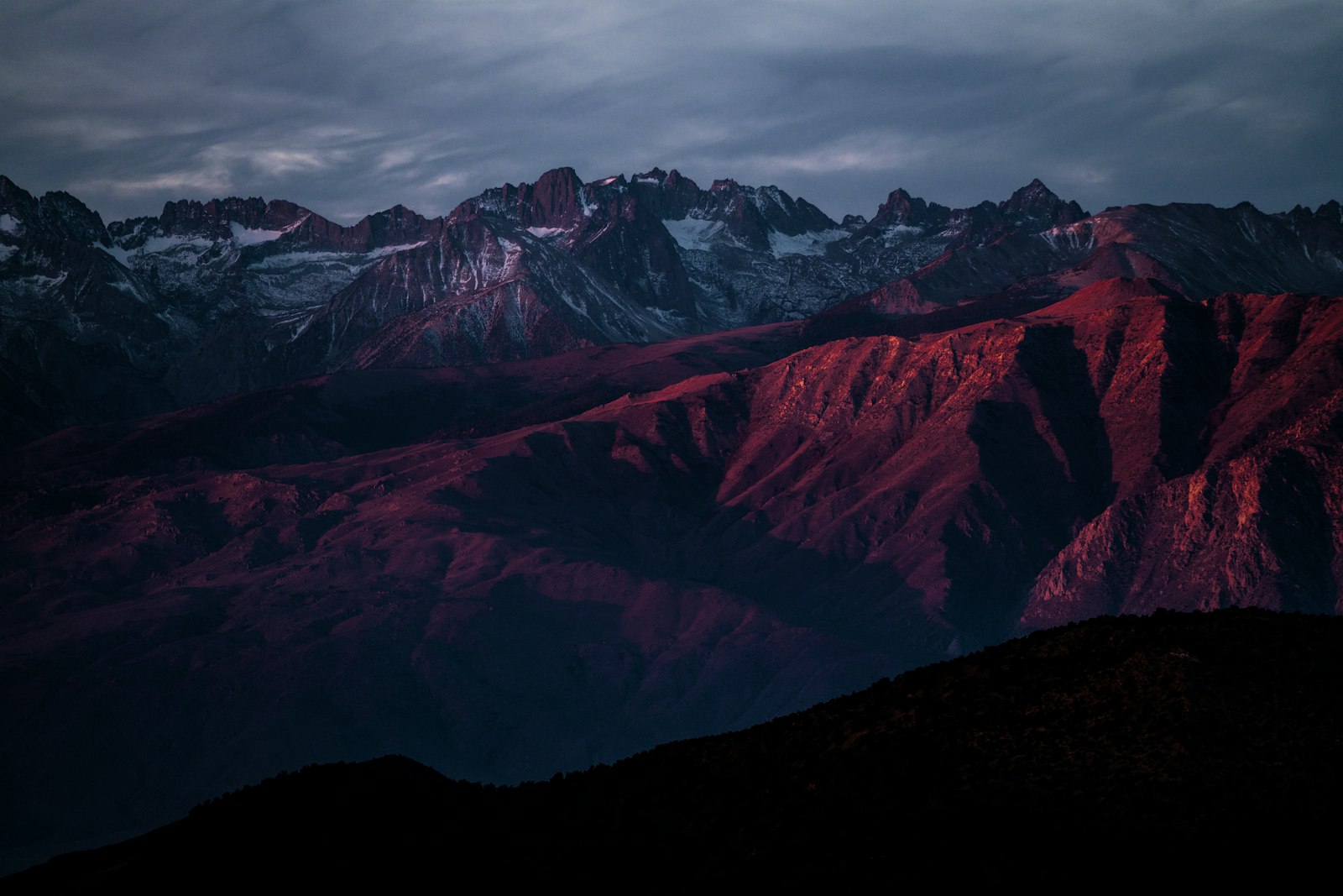 Montañas al atardecer iluminadas por luz roja